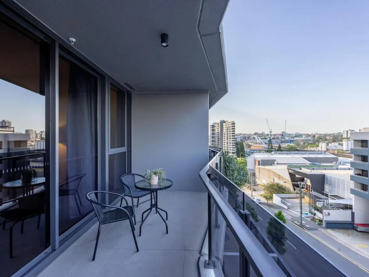 Apartment Cbd 3B2B Suite Near Everything With Parking And Balcony Brisbane Australia